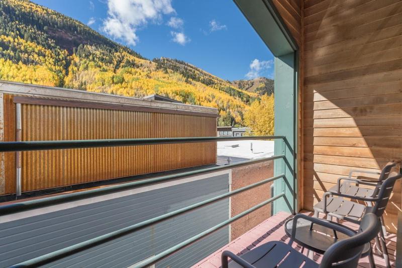 Top Floor Condo with Balcony - Steps To Lifts & Main Street condo - image 9