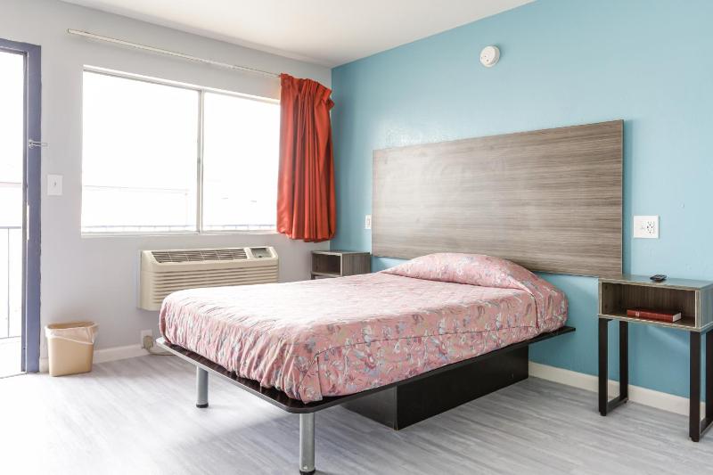 Queen Room image 4