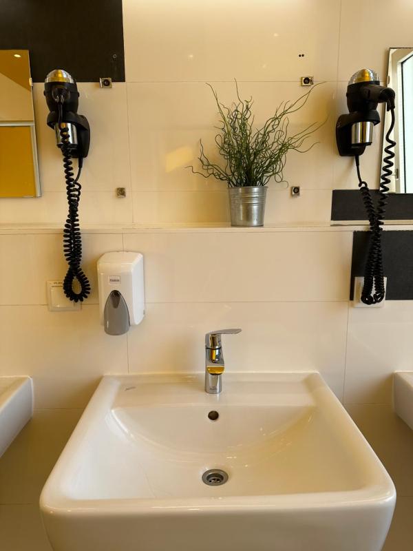 Single Room with Shared Bathroom image 3