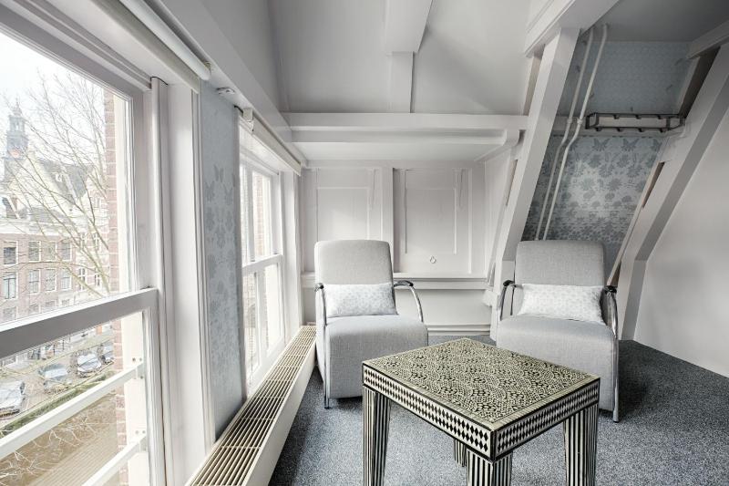 Double or Twin Room with Canal View image 4
