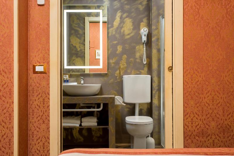 Double Room image 3