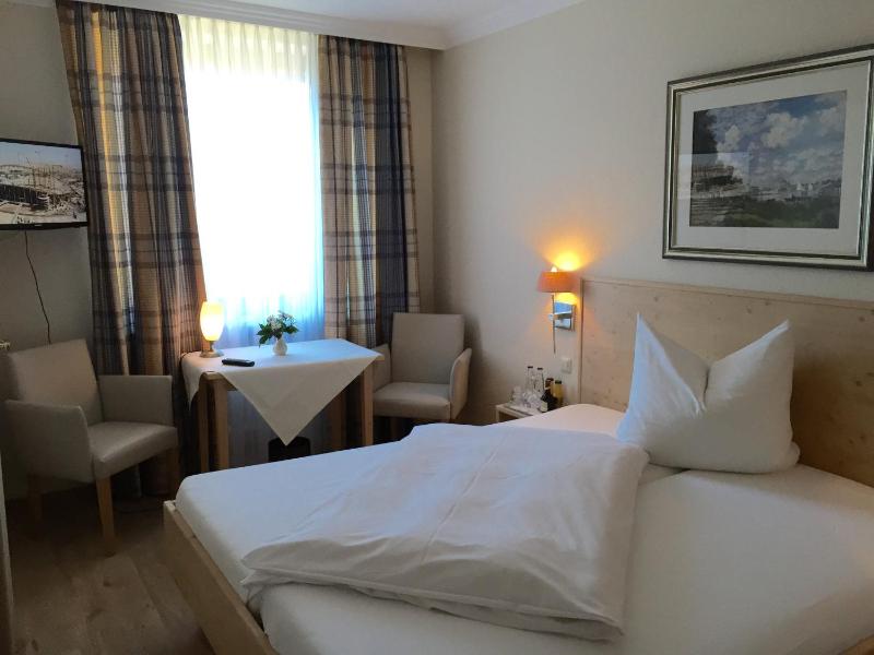 Standard Double Room image 4