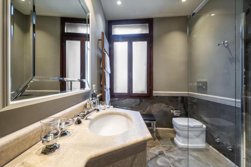 Deluxe room with Canal View image 2