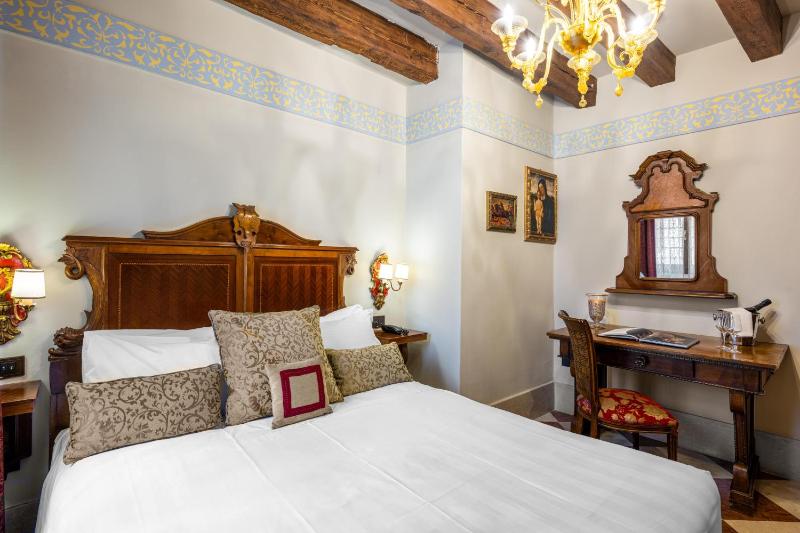 Classic Room with canal view image 4