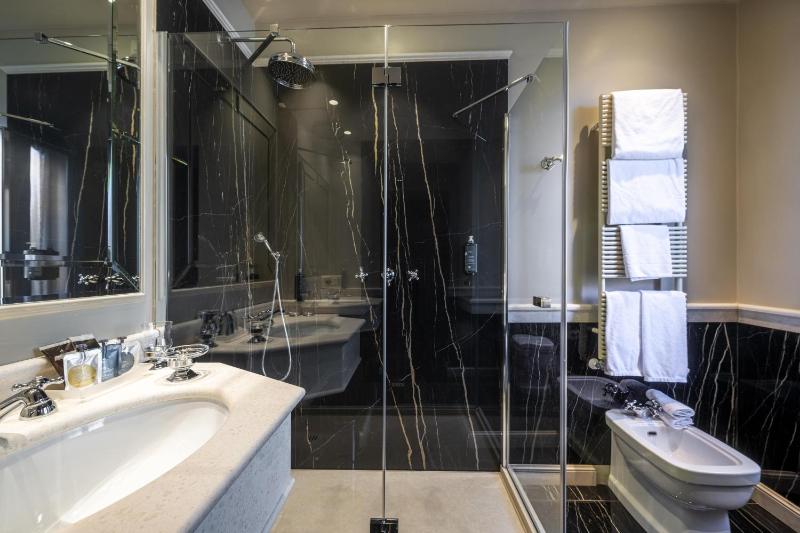 Superior Room with canal view image 3