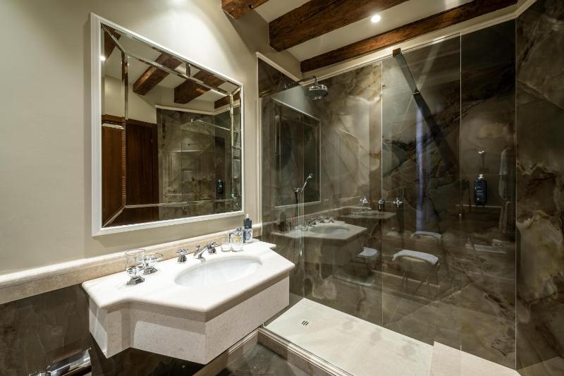 Classic Room with canal view image 3