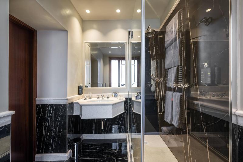 Superior Room with canal view image 2
