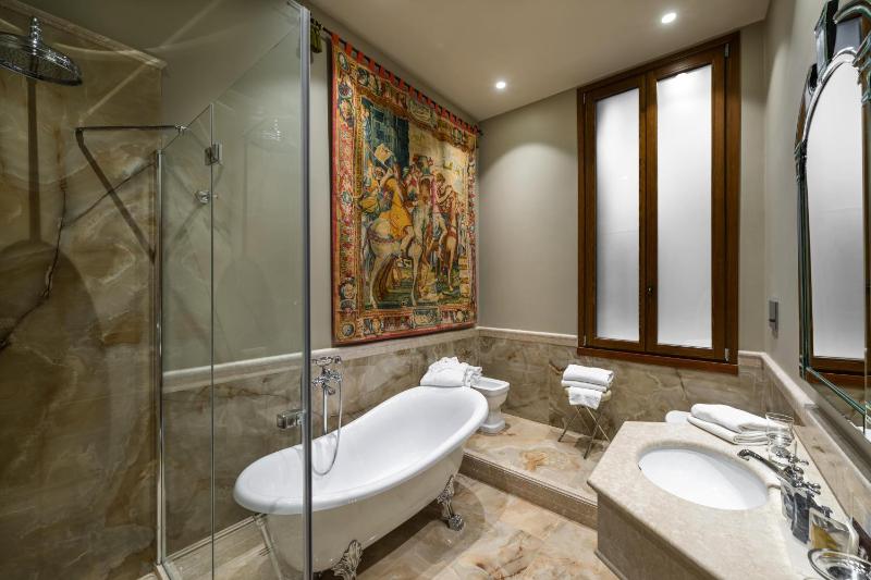 Junior Suite with Canal View image 3