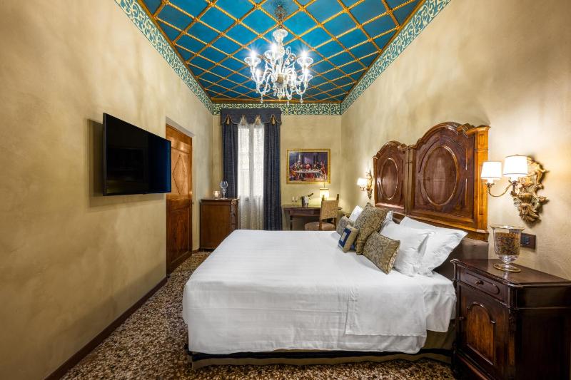 Superior Room with canal view image 1