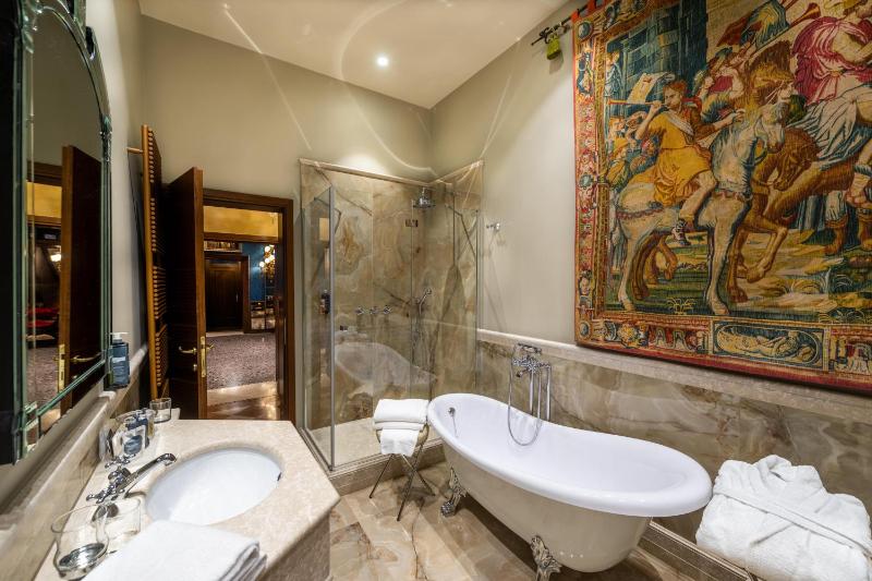 Junior Suite with Canal View image 4