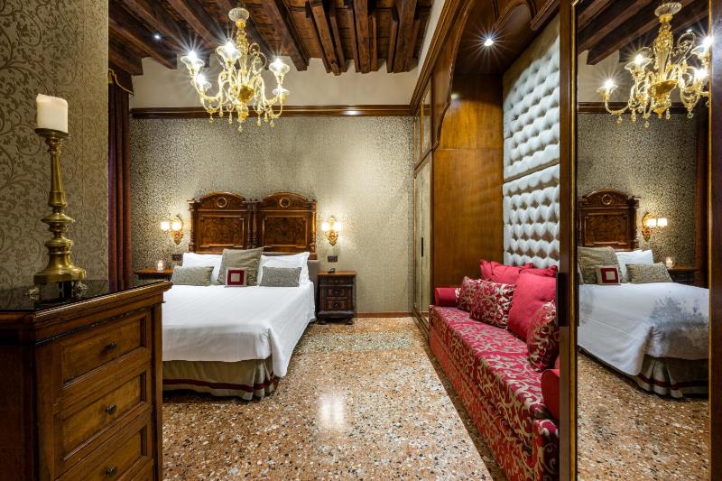 Deluxe room with Canal View image 1