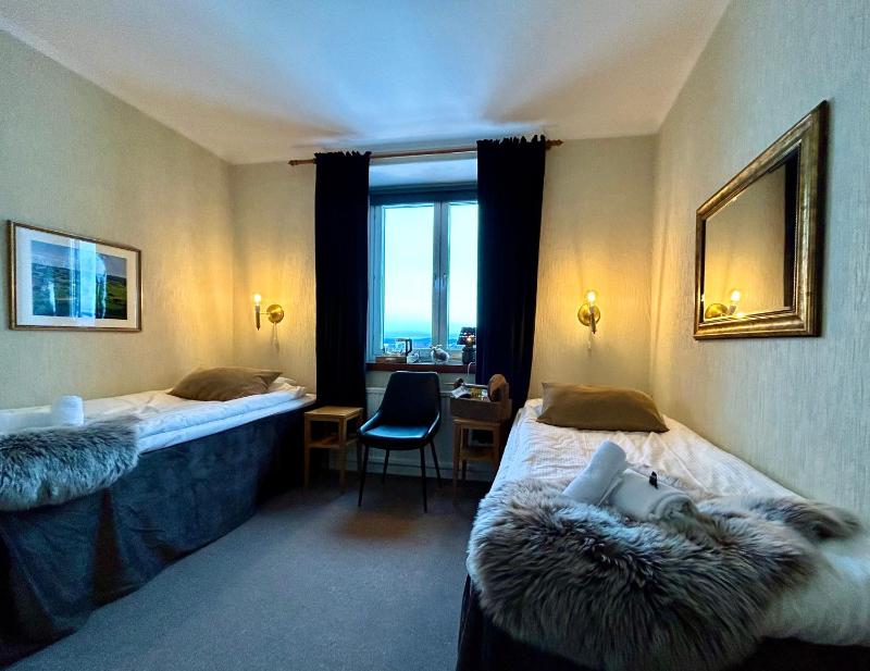 Twin Room image 4