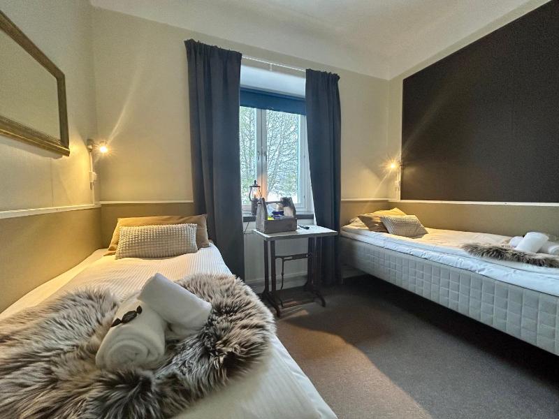 Twin Room image 3