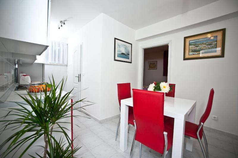 Apartment Lina near beach&Old town - image 15
