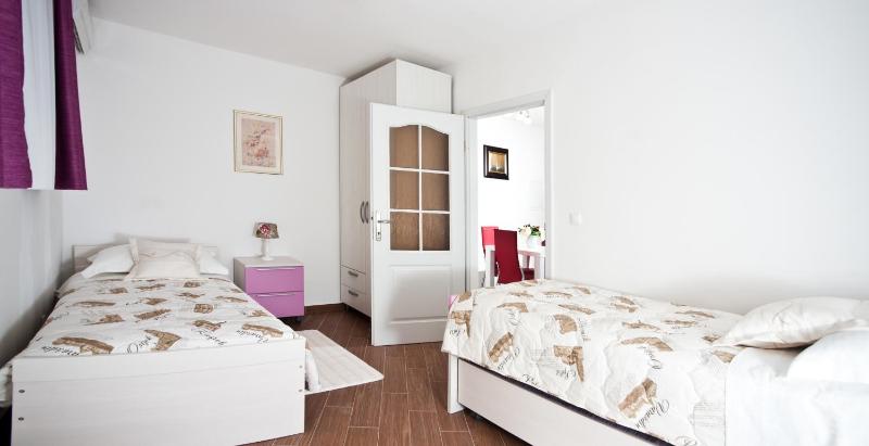 Apartment Lina near beach&Old town - image 8