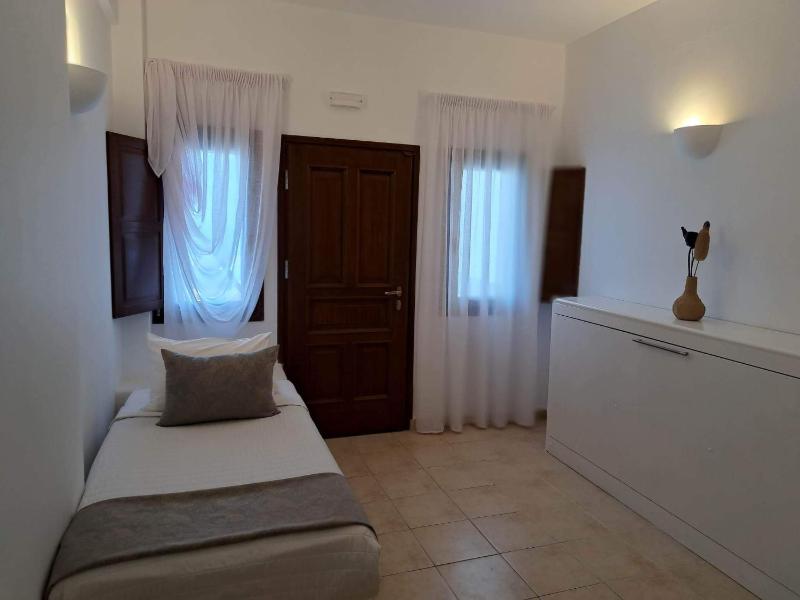 Standard Family Room with Sea View image 3