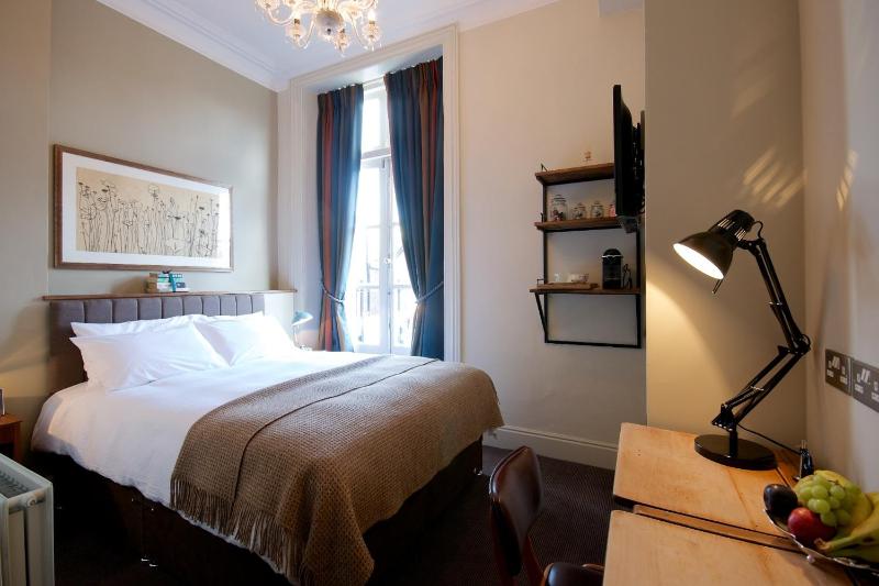 Superior Double Room image 3