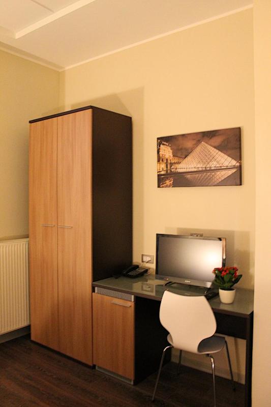 Deluxe King Room image 3