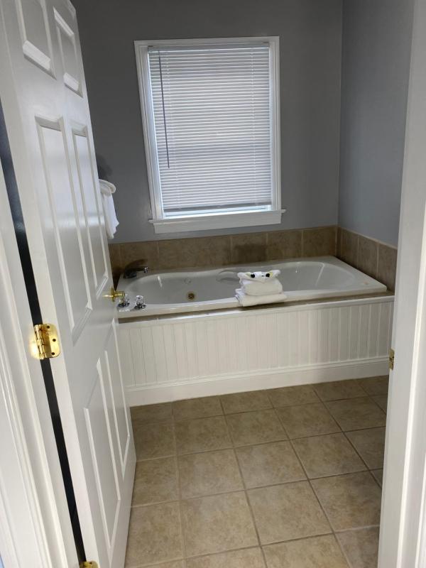 King Room with Spa Bath image 3