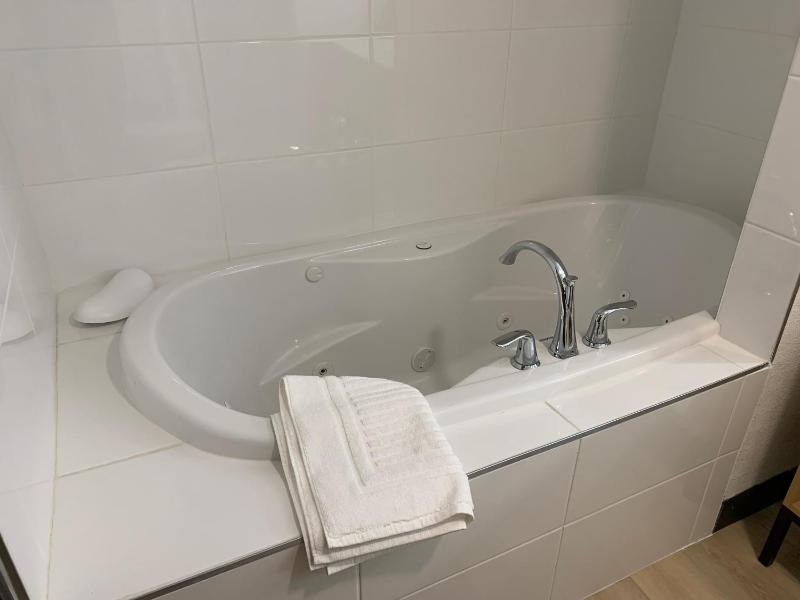 One Room Suite with Whirlpool - Non Smoking image 4
