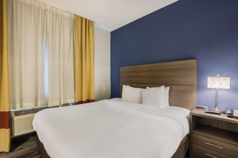Efficiency Queen Suite with Sofa Bed - Non Smoking image 3