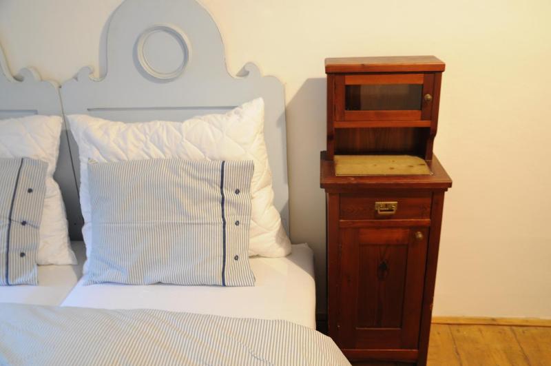 Economy Twin Room image 3
