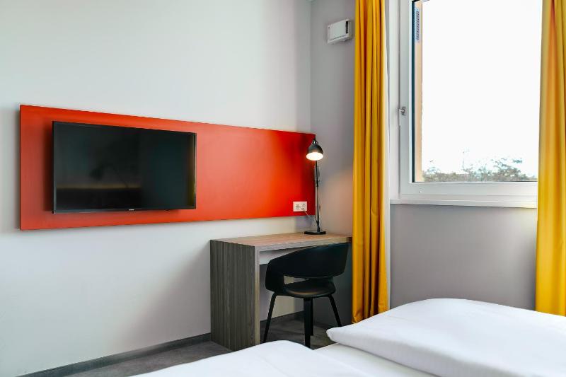 Double Room image 4