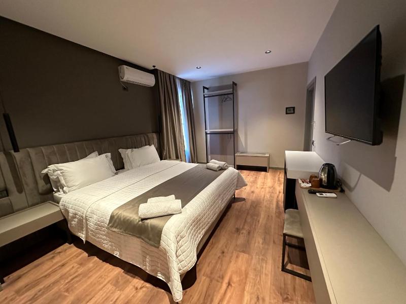 Deluxe Double Room image 3