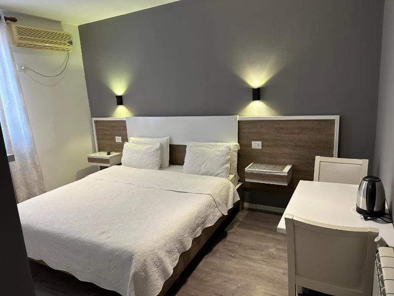 Double Room with Spa Bath image 4