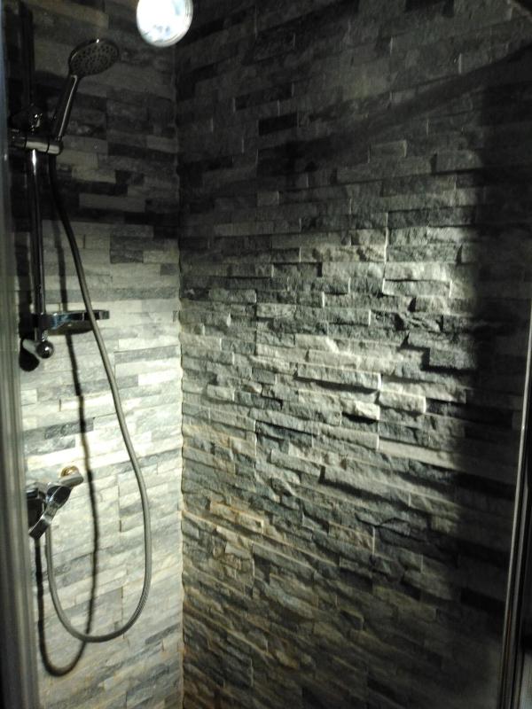 Deluxe Queen Room image 3