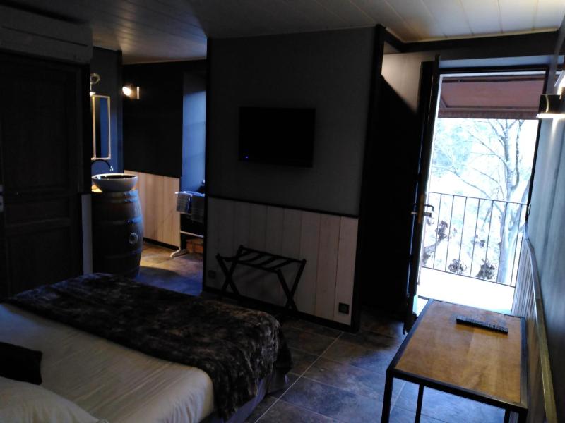Deluxe Queen Room image 2