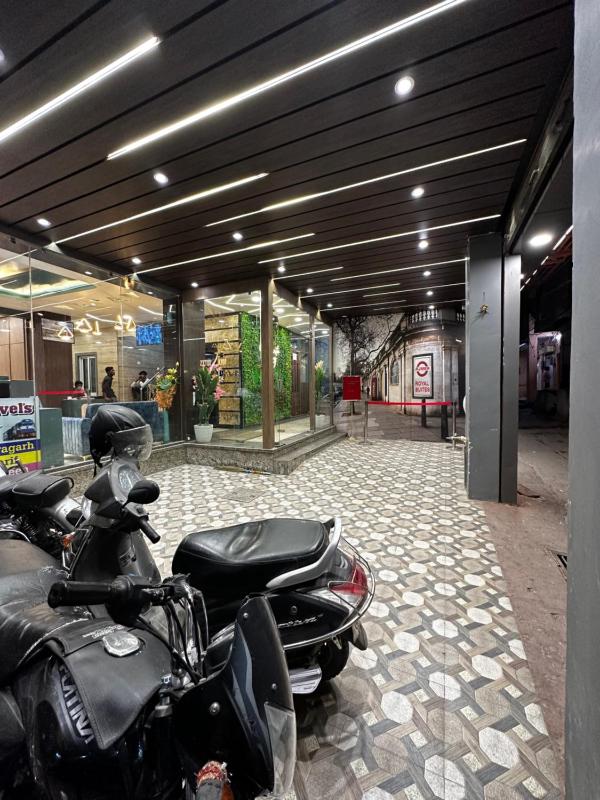 HOTEL ROYAL SUITES + - image 4