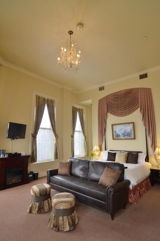 King Suite with Spa Bath image 4