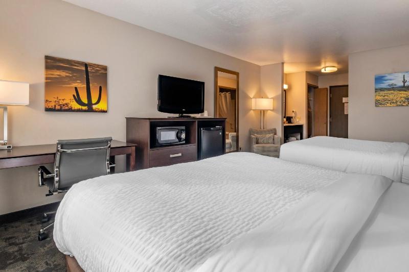 Queen Room with Two Queen Beds - Non-Smoking image 2