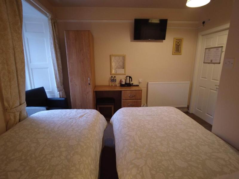 Twin Room with Private Bathroom image 2