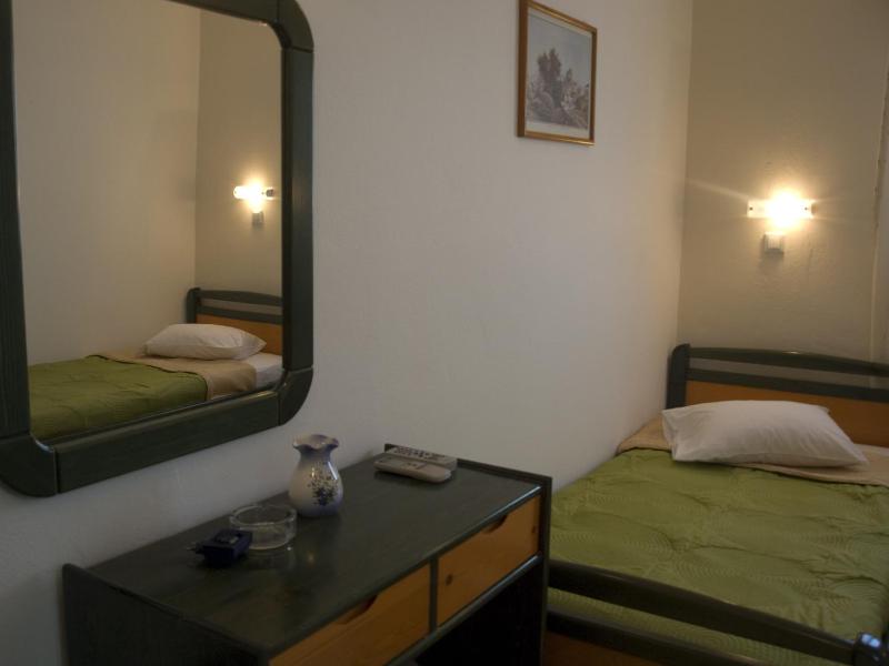 Standard Twin Room with Mountain View image 1