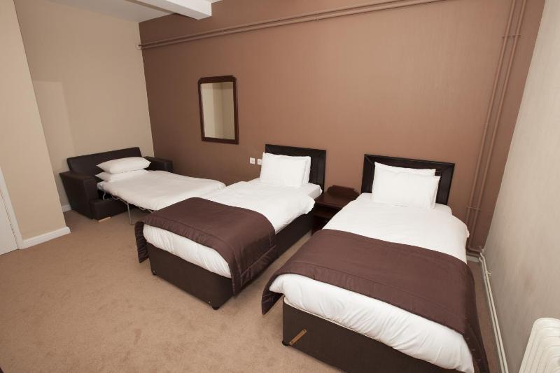 Triple Room with City View image 1