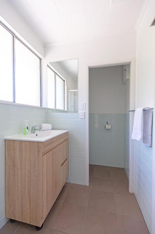 Lake Breeze Motel - image 12
