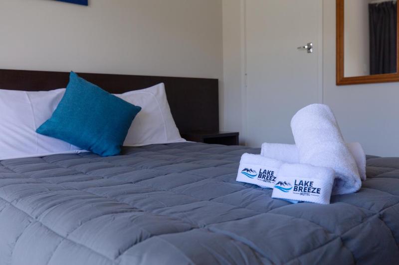 Lake Breeze Motel - image 19