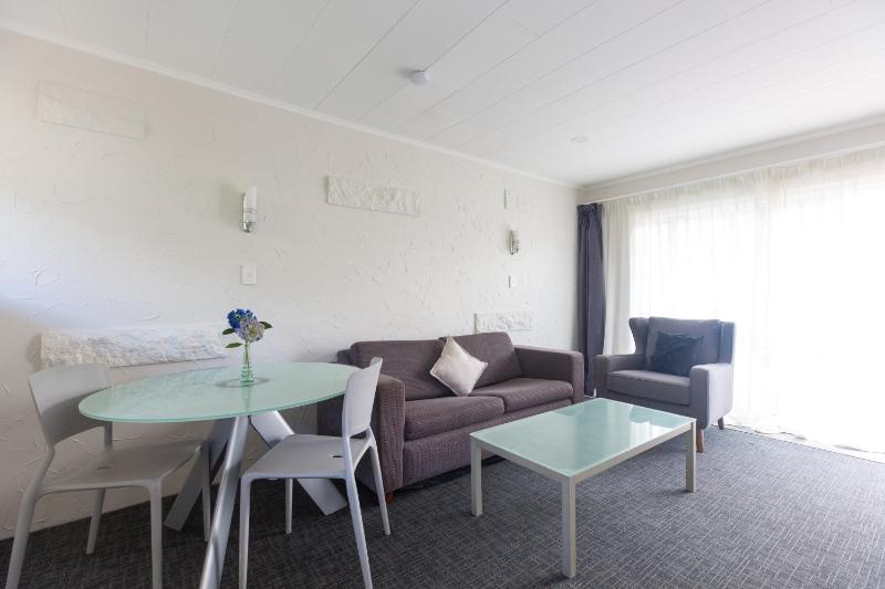 Lake Breeze Motel - image 9