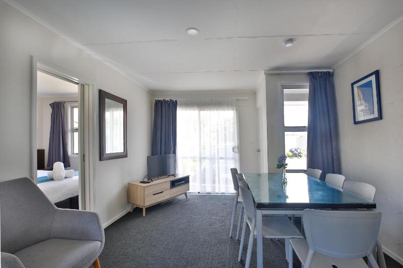Lake Breeze Motel - image 26
