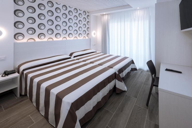 Triple Room (2 Adults + 1 Child) image 4