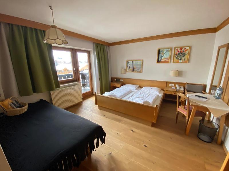 Double Room with Extra Bed image 1
