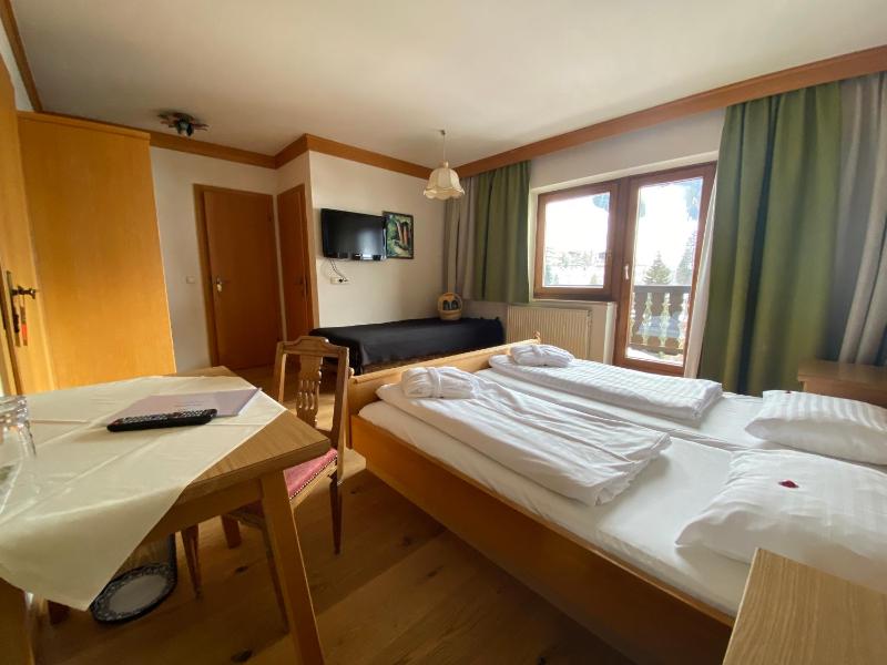 Double Room with Extra Bed image 3
