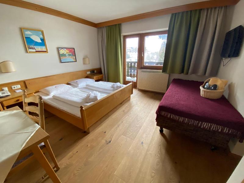 Double Room with Extra Bed image 4