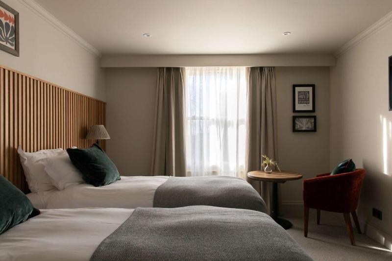 Twin Room image 3