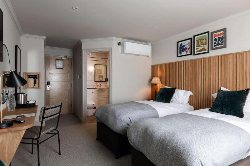 Twin Room image 4
