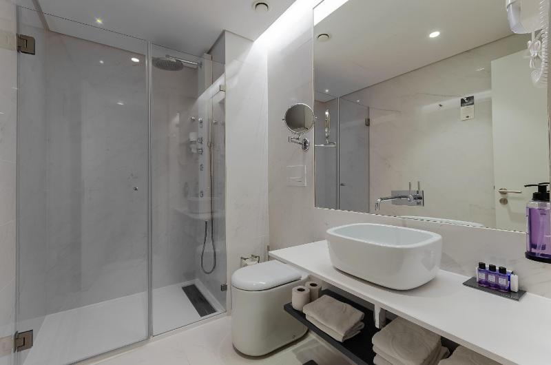 Twin Room with City View image 1