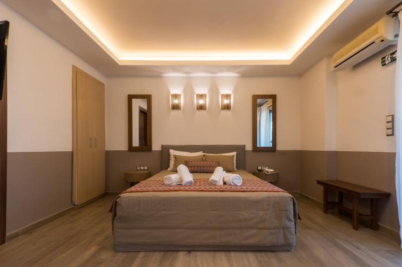 Junior Suite with Pool View image 1