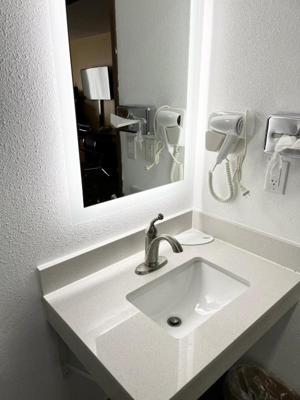 King Room - Non-Smoking image 3